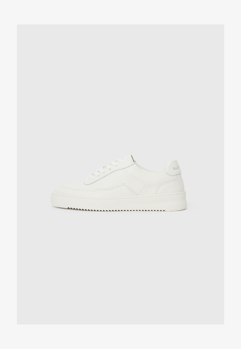 Valged nahast tennisetossud tekstureeritud viimistlusega, nööpkaelusega disain, pehmendatud kaelus ja paks kummitald, millel on peened sooned.