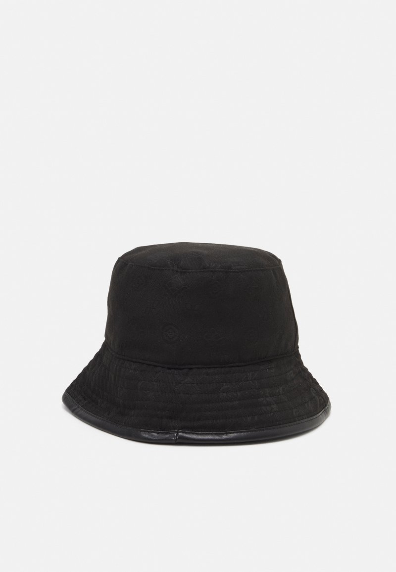 Černý kbelíkový klobouk vyrobený z texturované tkaniny s hladkým, lesklým okrajem. Disponuje vzorem loga a má strukturovaný, válcový tvar.