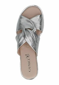 Sandały na srebrnym krzyżowym pasku z miękkim, teksturowanym wykończeniem i wyprofilowaną wkładką. Logo nadrukowane na wkładce. Prosty, zakładany fason.