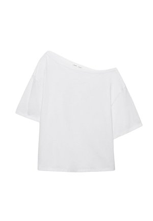 Witte, korte mouwen, off-shoulder loszittend T-shirt met een brede halslijn en een eenvoudig ontwerp.