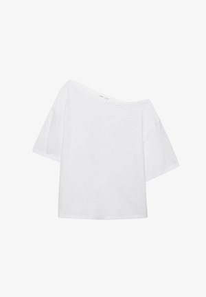 Fehér, rövid ujjú, váll nélküli, laza szabású póló széles nyakkivágással és egyszerű dizájnnal.