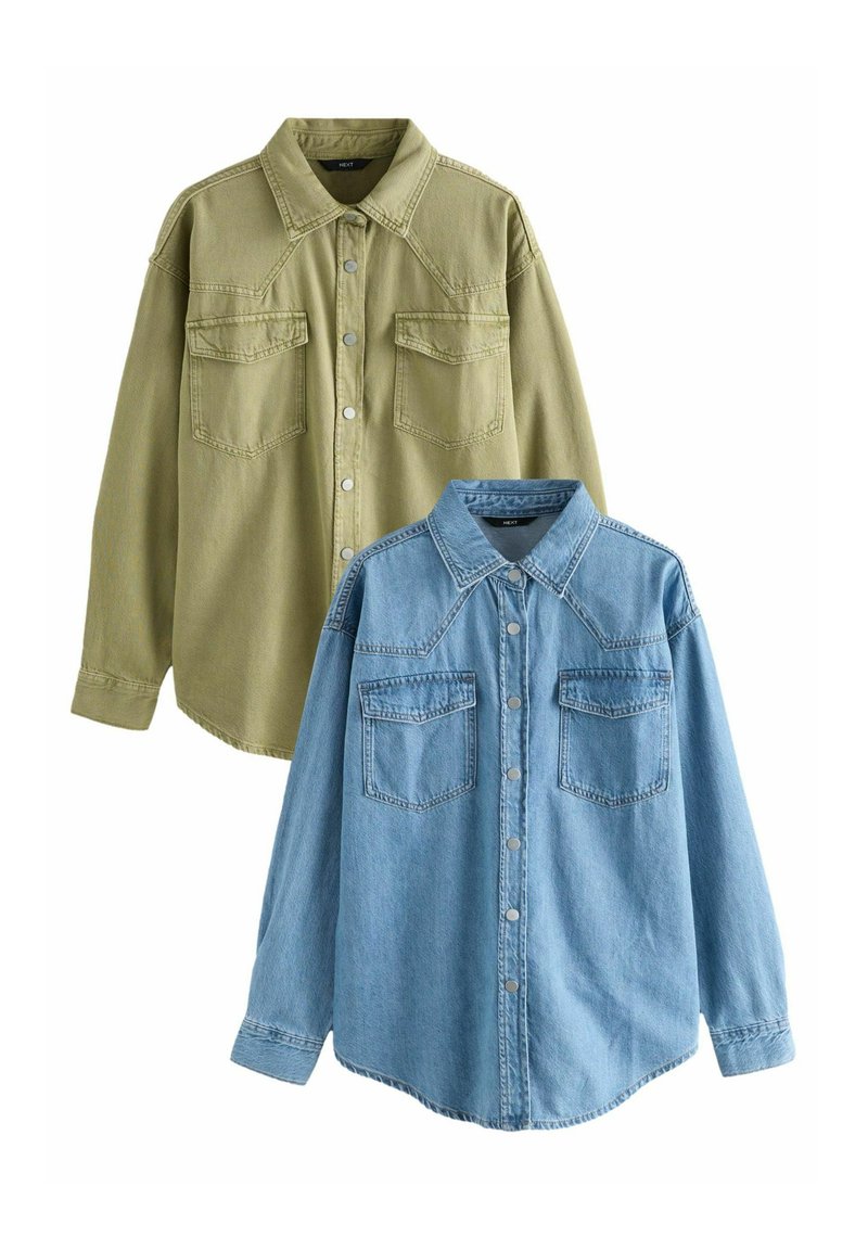 Een groene overhemden met knopen en een lichtblauw denim shirt, beide weergegeven met voorzakken en gekraagde halslijnen, die iets overlappen.