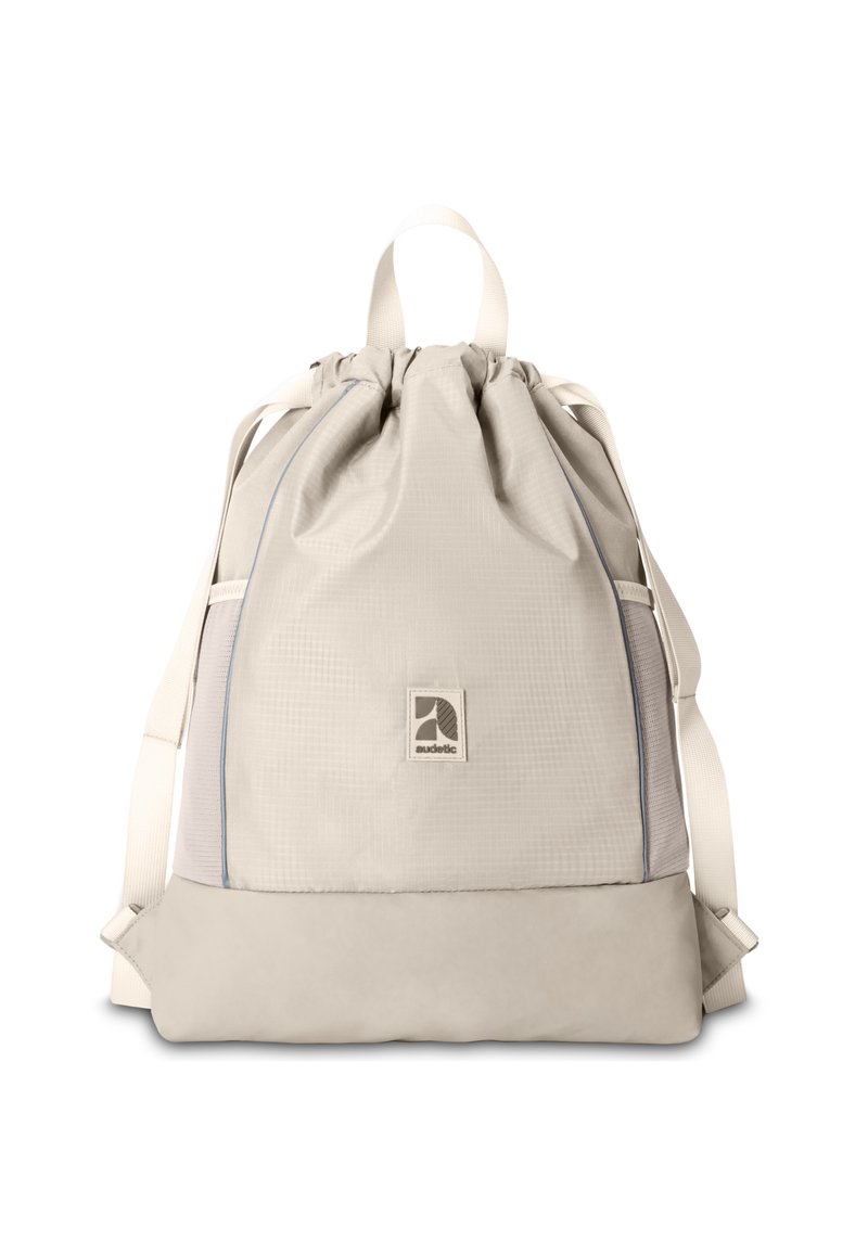 Zaino a cordoncino di un beige chiaro realizzato in tessuto testurizzato, dotato di un fondo solido, tasche laterali in rete e una patch con logo sulla parte anteriore.