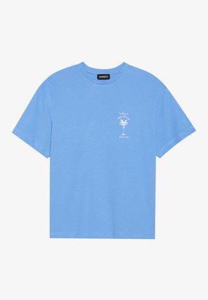 T-shirt en coton bleu clair avec un col rond. Présente un graphique blanc d'un palmier et un texte sur la zone supérieure gauche de la poitrine. Manches courtes.