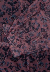 Virágmintás textil rózsaszín, tengerészkék és kék árnyalatokban. Texturált hálós dizájn fodros részletekkel és puha, könnyű megjelenéssel.