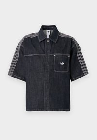 Μπλε πουκάμισο από σκούρο τζιν με κοντά μανίκια, τριπλές λευκές ρίγες στα μανίκια, μπροστινή τσέπη, ασημένιο κουμπί και λογότυπο Adidas trefoil στην τσέπη.