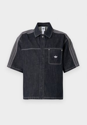 Μπλε πουκάμισο από σκούρο τζιν με κοντά μανίκια, τριπλές λευκές ρίγες στα μανίκια, μπροστινή τσέπη, ασημένιο κουμπί και λογότυπο Adidas trefoil στην τσέπη.