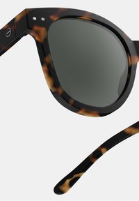 Okulary przeciwsłoneczne w kratę, charakteryzujące się czarną oprawą o błyszczącej powierzchni, ciemnymi soczewkami oraz eleganckim, nowoczesnym stylem.