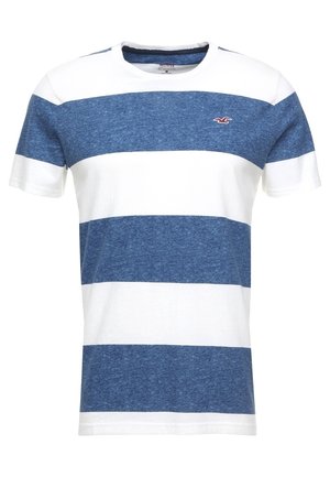 Kortærmet t-shirt med brede horisontale blå og hvide striber og en lille rød fuglelogo på øverste venstre bryst.