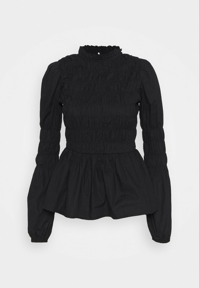 Blouse noire à manches longues avec col montant à volants, corsage smocké et manches plissées, et bas à volant, présentée sur fond blanc.
