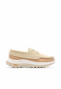 Chaussure basse décontractée en beige et marron clair avec tige en daim, fermeture à lacets, semelle intermédiaire blanche épaisse et semelle extérieure Vibram robuste pour une meilleure adhérence.