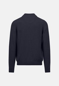Donkerblauwe gebreide trui met een ronde halslijn, geribbelde zoom en manchet. Glad textuur en klassieke pasvorm. Achteraanzicht, geen aanvullende details.