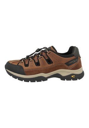 Zapatilla deportiva exterior en marrón y negro con suela resistente, ajuste regulable del cordón y aberturas transpirables para senderismo o uso activo.