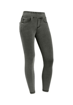 Dunkelgraue Slim-Fit-Jeans mit fünf Taschen und gesteppten Details auf weißem Hintergrund.