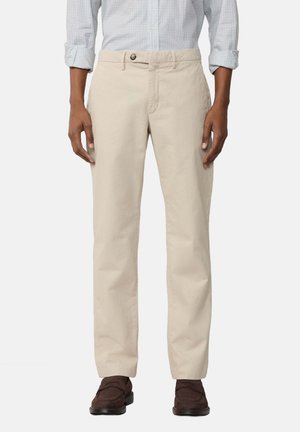 Hellbeige Chinos aus Baumwollstoff mit geradem Bein, vorderseitigen Taschen, einem Knopfverschluss und einer glatten Textur.
