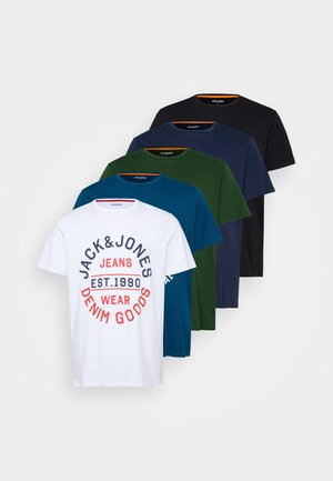 Fem korte ermers t-skjorter i hvit, mørkeblå, grønn, teal og svart, med forskjellige ensfargede design og et grafisk trykk på forsiden av den hvite skjorten.