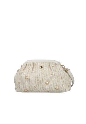 Pequeño bolso de mano tejido color crema con tachuelas doradas y una correa corta de cuero crema sobre un fondo blanco.