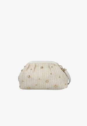 Pequeño bolso de mano tejido color crema con tachuelas doradas y una correa corta de cuero crema sobre un fondo blanco.