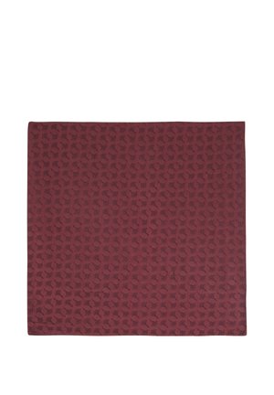 Weinrotes quadratisches Tuch mit einem sich wiederholenden dunklen weinroten Schmetterlingsmuster, das die Oberfläche gleichmäßig bedeckt.
