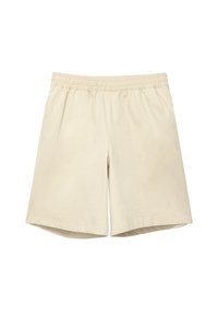 Beige shorts yang terbuat dari bahan bertekstur, dilengkapi dengan pinggang elastis dan potongan longgar, dengan bukaan kaki yang lurus dan tanpa hiasan yang terlihat.