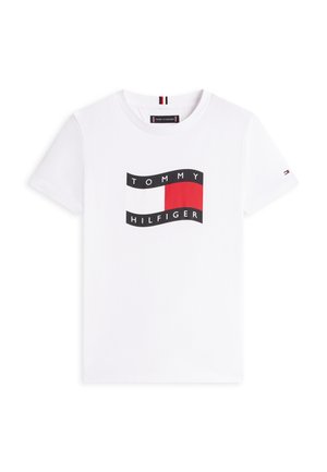 Hvit T-skjorte med korte ermer og rund hals, med en svart og rød Tommy Hilfiger-logo og merkenavn sentrert på forsiden.