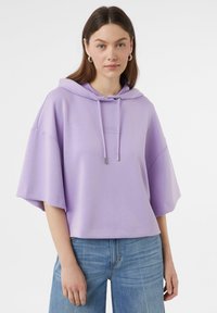 Liliowa, oversize bluza z kapturem, wykonana z miękkiego materiału, z sznurkiem w kapturze, krótkimi rękawami i subtelnym logo z przodu.