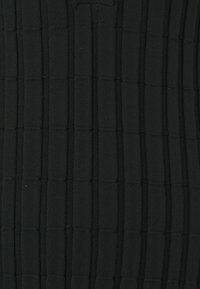 Tissu noir côtelé avec des rayures verticales, présentant une surface texturée et un design ajusté qui met en valeur le motif et la profondeur.