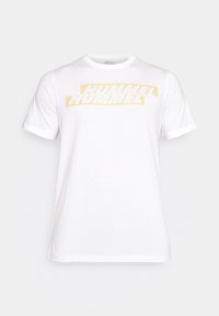 Hvid T-shirt med korte ærmer og rund hals, med gul, stiliseret "HUMMEL" tekst trykt to gange på brystet.