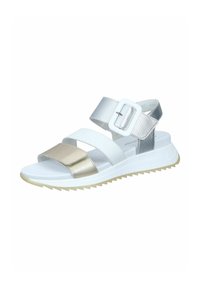 Sandal in bianco e metallo argento e oro con cinturini regolabili, finiture testurizzate e suola piatta rigata. Chiusura con fibbia alla caviglia.