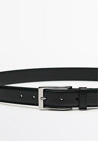 Zwarte leren riem met een gladde afwerking, zilveren rechthoekige gesp en gelijkmatig verdeelde gaten voor aanpassing. Eenvoudig ontwerp zonder versieringen.
