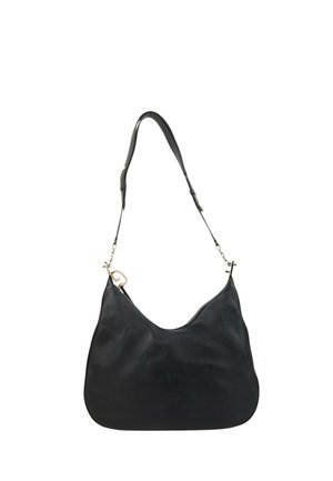 Bolso de hombro de cuero negro con una única correa ajustable y herrajes dorados sobre un fondo blanco.