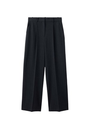 Pantalones negros a medida con sutiles pinzas verticales, presillas para cinturón, bolsillos laterales y corte de pierna ancha.