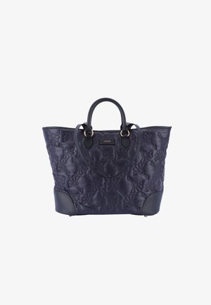 Bolso tote acolchado en color marino con un patrón floral texturizado, detalles en cuero, asas dobles y un parche con el logo en la parte frontal. Diseño espacioso con una amplia apertura.