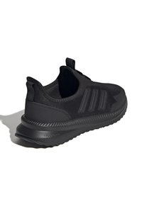 Svart slip-on träningssko med mesh-övre, tre sidosträck, dragflik på hälen och tungan, samt en texturerad sula märkt "cloudfoam."