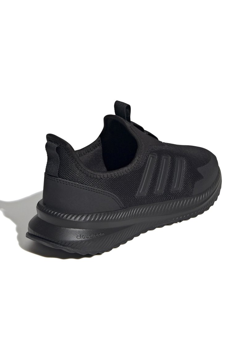 Zwarte instap sportieve schoen met bovenkant van mesh, drie zijstrepen, een treklus op de hiel en tong, en een geprofileerde zool gemarkeerd met "cloudfoam."