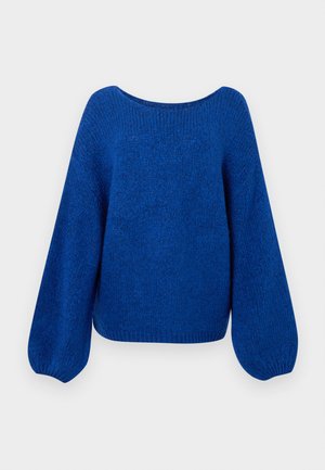 Suéter azul de punto con un amplio escote barco, mangas globosas sueltas y un acabado texturizado. El dobladillo recortado realza el ajuste relajado.
