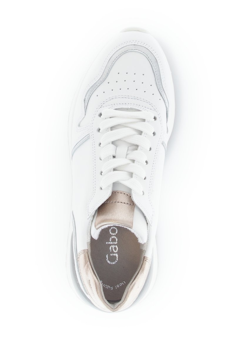 Witte sneaker met een ronde vorm, een bovenwerk van soepel leer, zilveren accenten, gestructureerde veters en een subtiele beige sectie op de hak.