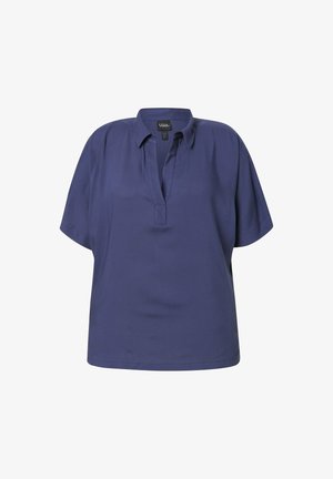 Blusa de manga corta azul marino con una textura suave, que cuenta con un collar y una tapeta delantera parcial. Corte holgado con aberturas laterales.