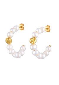 Boucles d'oreilles en or avec des perles blanches et une perle décorative en or. Le design est circulaire avec une finition polie et une texture lisse.