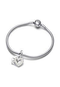 Bracciale in argento con catena torciglione, caratterizzato da un pendente a forma di cuore adornato con perle e un piccolo ciondolo a cuore inciso.