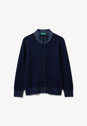Marineblauwe zip-up cardigan van gebreid materiaal, met een gestreepte kraag en geribde manchetten. Eenvoudig ontwerp zonder extra patronen.