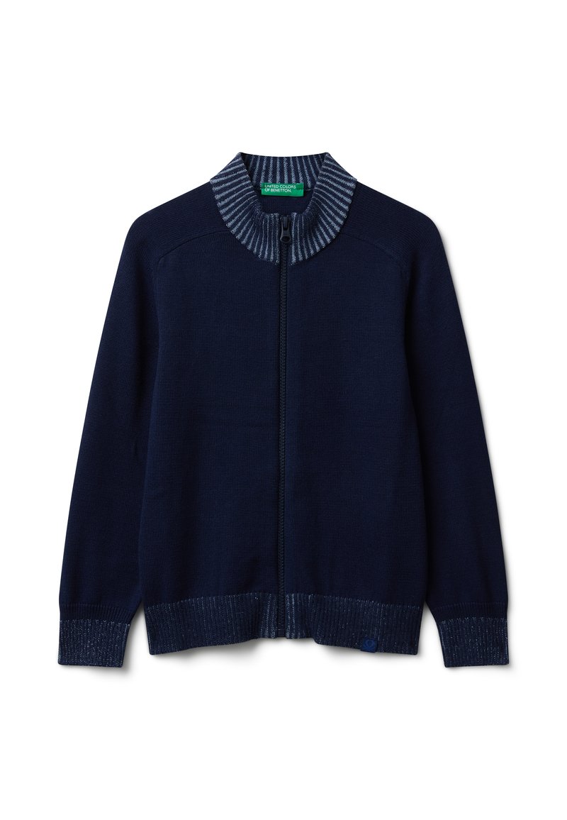 Námořnický modrý svetr na zip vyrobený z pleteného materiálu, s pruhovaným límcem a žebrovanými manžetami. Jednoduchý design bez dalších vzorů.