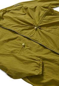 Giacca a vento verde oliva chiaro realizzata in nylon testurizzato. Presenta polsini elasticizzati, un orlo regolabile con cordino e una cerniera frontale con un logo minimale.