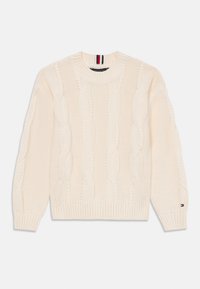 Crème kabelgebreide trui met geribbelde manchetten en zoom. Bevat een ronde halslijn en een logo patch op de mouw. Zachte textuur stof.