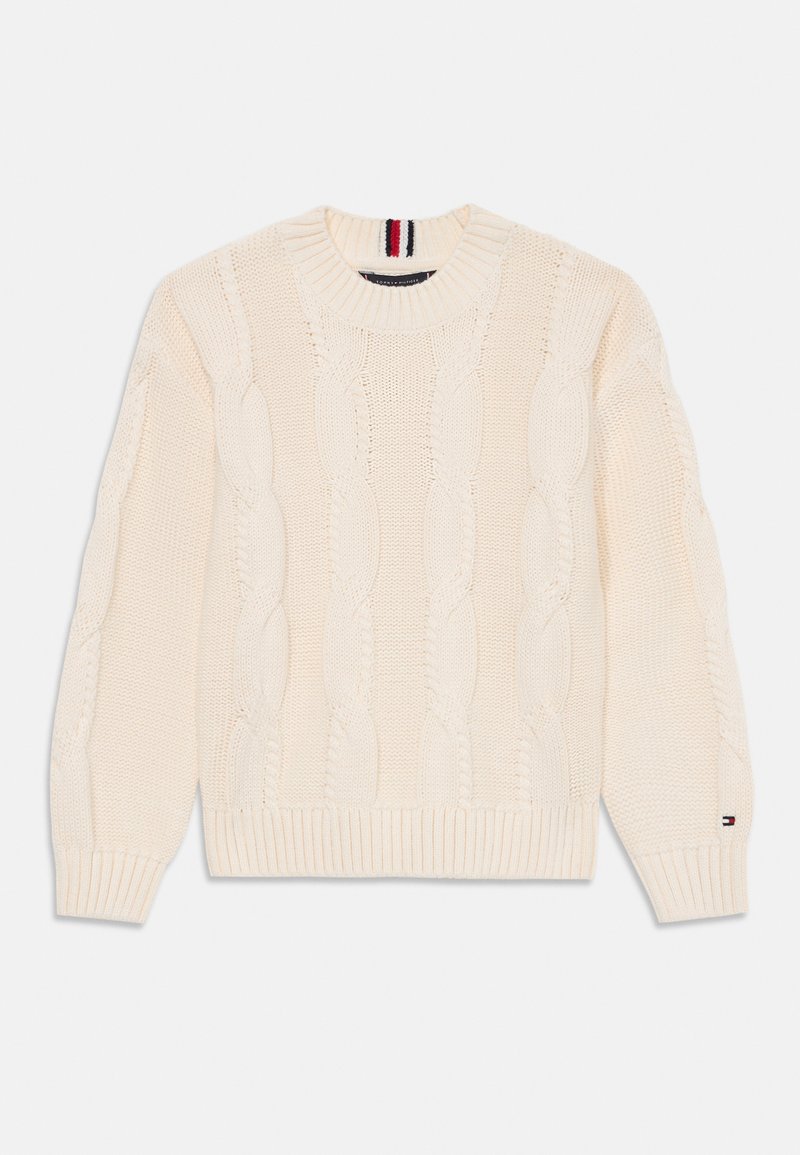 Crème kabelgebreide trui met geribbelde manchetten en zoom. Bevat een ronde halslijn en een logo patch op de mouw. Zachte textuur stof.