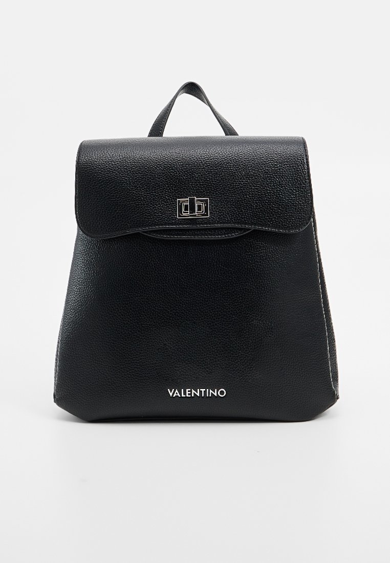 Schwarzer Leder-Rucksack mit strukturierter Form, ausgestattet mit einem Klappenverschluss, metallischen Beschlägen und einem Logo an der vorderen Basis.