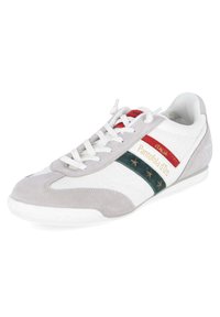 Sneaker bassa bianca e grigia con strisce rosse e verdi, scritta dorata "Panfafola d'Oro" e stringhe bianche.
