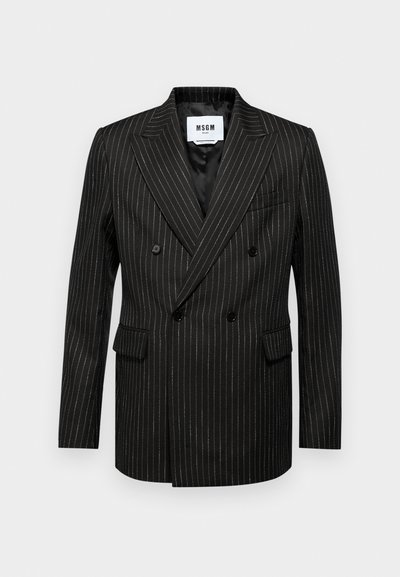 Dobbeltbrystet sort blazer med hvide pinstriber, udskårne revers, to frontlommer og en glat inderside. Mærkefiltret synligt indeni.