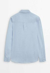 Camicia azzurra a maniche lunghe realizzata in un tessuto testurizzato, con colletto, polsini con bottone e un retro con yoke e piega centrale.