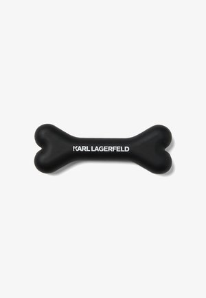 Jouet pour chien en caoutchouc noir en forme d'os avec une texture lisse et des extrémités en forme de cœur. Présente la marque "KARL LAGERFELD" en blanc.